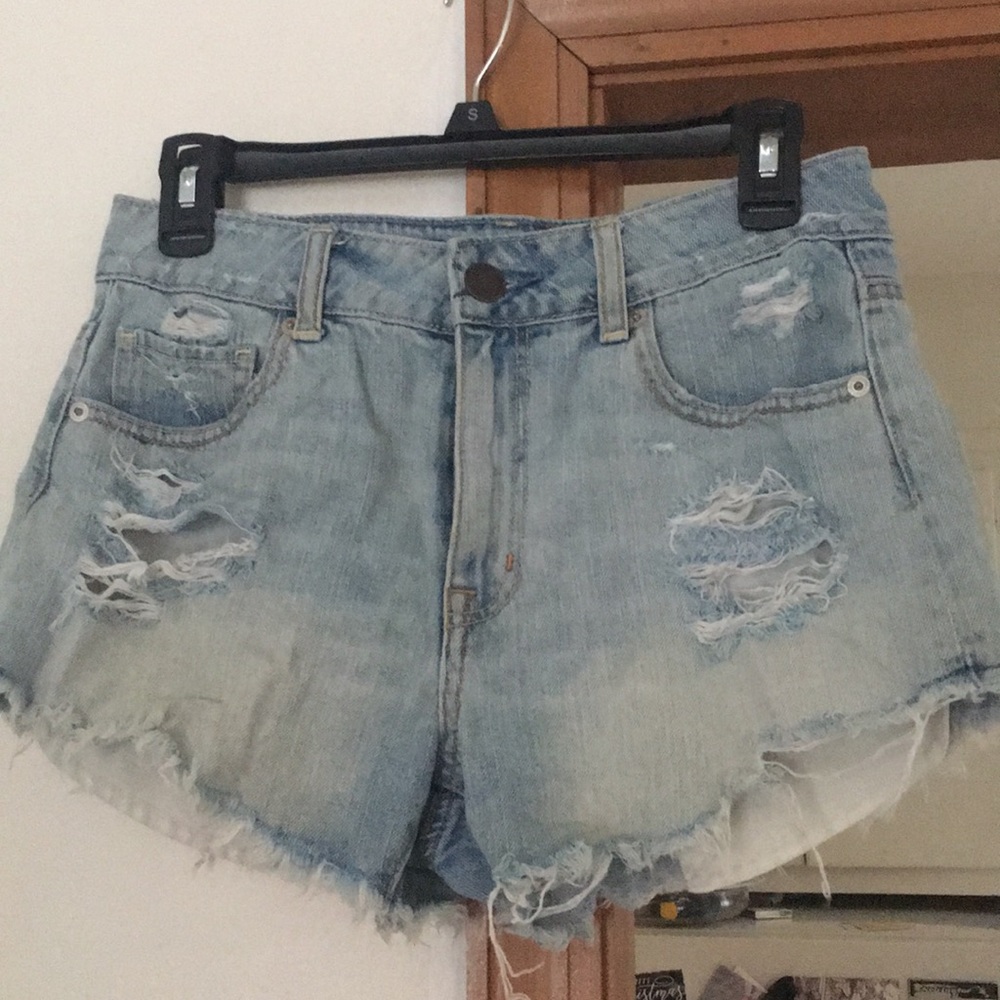 Light wash daisy dukes!!